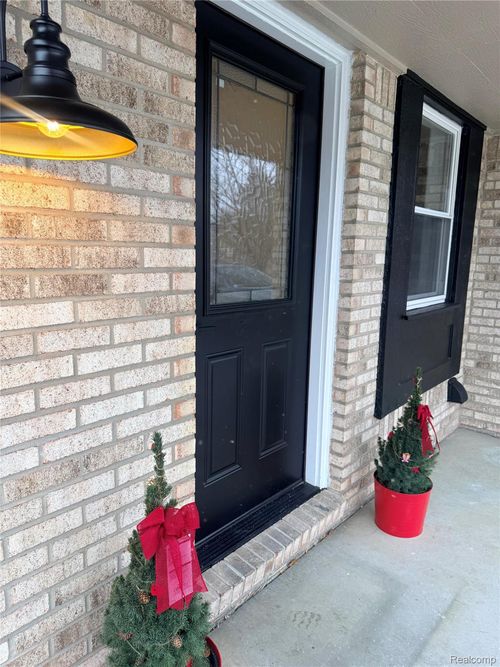 8821 Knolson Ave, Livonia, MI, 48150-3309 | Card Image