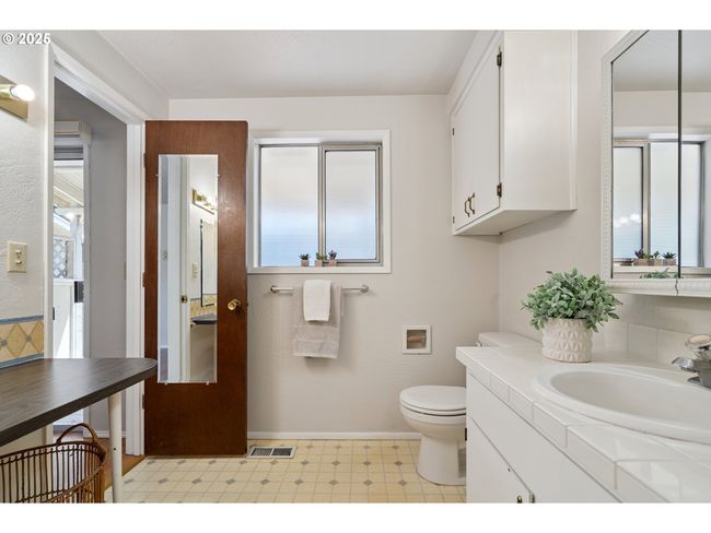 Bathroom-Hall | Image 12
