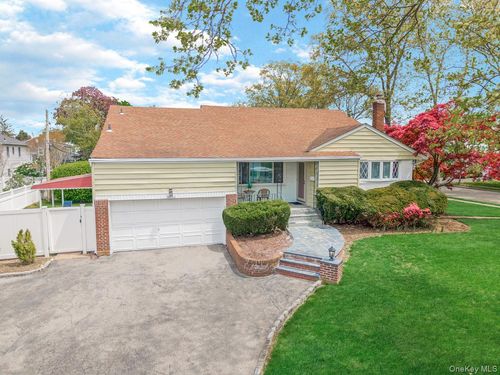 14 Greentree Cir, Westbury, NY, 11590-1511 | Card Image