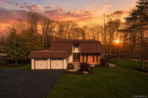 84 Tennyson Dr, Nanuet, NY, 10954-1040 | Card Image