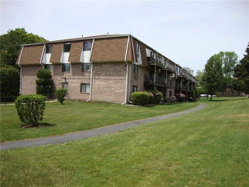 a-109-752 Quaker Lane, Warwick, RI, 02818 | Card Image