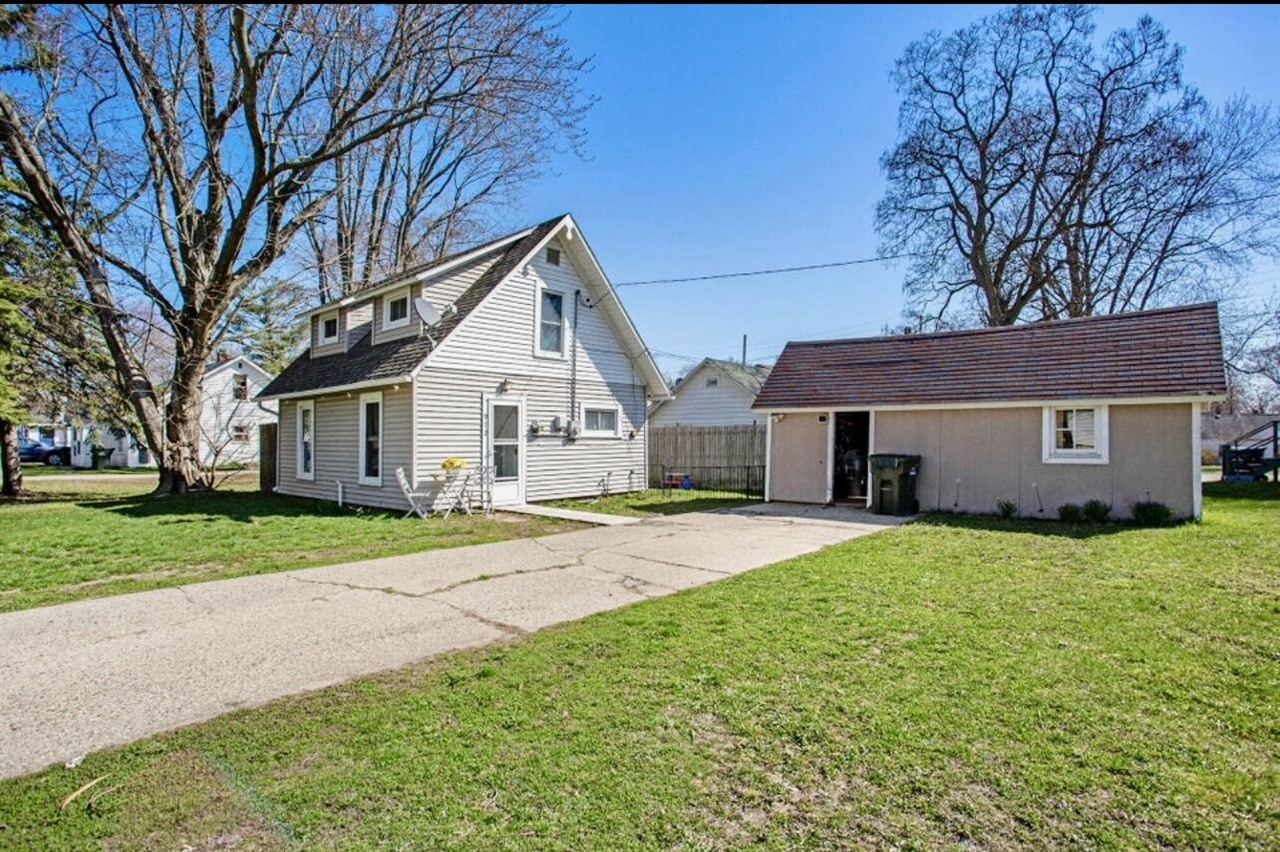 Windsor Ave, Muskegon, MI 49441