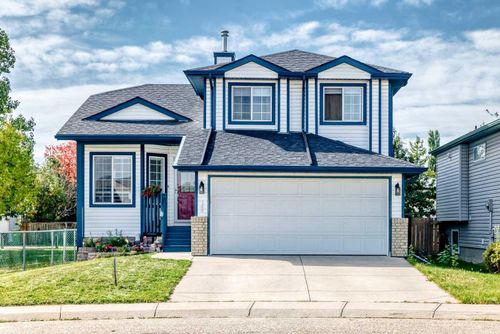 148 Creek Gardens Close Nw, House with 3 bedrooms, 3 bathrooms and 4 parking in Airdrie AB | Card Image