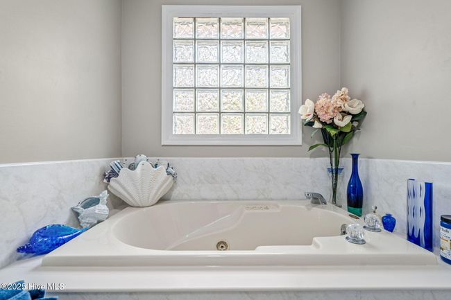 Jetted tub | Image 19