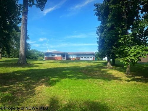 18 Nixon School Rd, Fairmont, WV, 26554-8397 | Card Image
