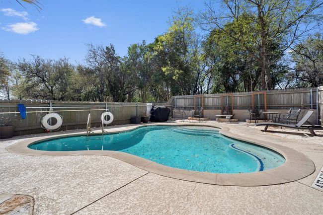 The community features well-maintained amenities, including a refreshing pool, grilling area, and a dog park. | Image 6