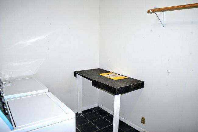 Laundry bench and hanging rod | Image 20