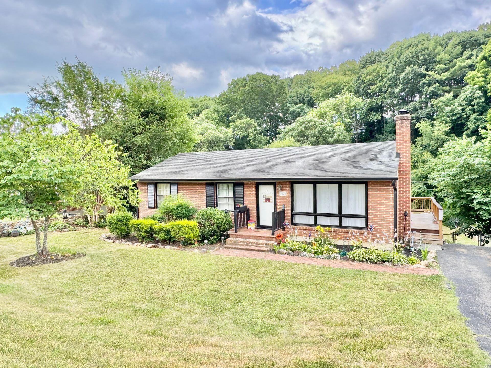 Cresthill Dr, Roanoke, VA 24018