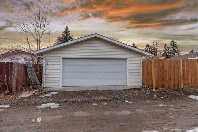 2444 Elmwood Drive Se, Home with 5 bedrooms, 2 bathrooms and 2 parking in Calgary AB | Image 35