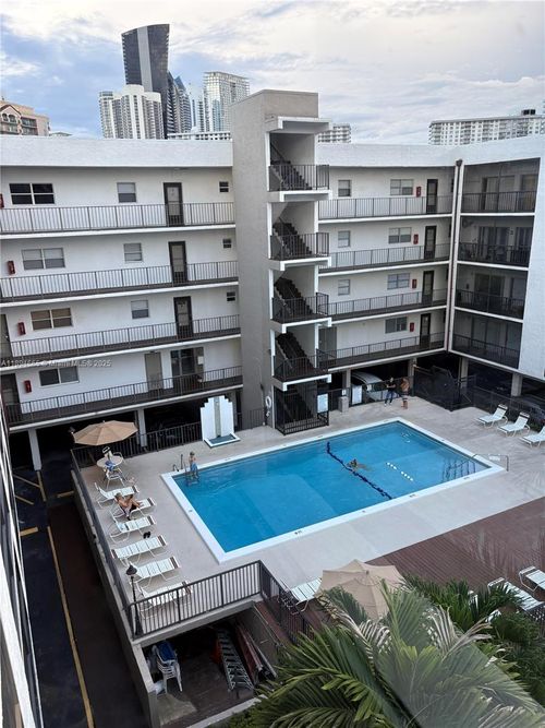 apt-537-201 178th Dr, Sunny Isles Beach, FL, 33160-2898 | Card Image