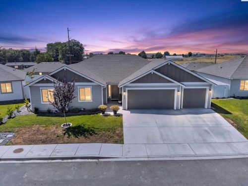 804 Trellis St, Grandview, WA, 98930-7401 | Card Image