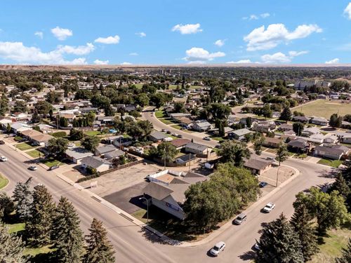 587 12 St Nw, Medicine Hat, AB, T1A6R3 | Card Image