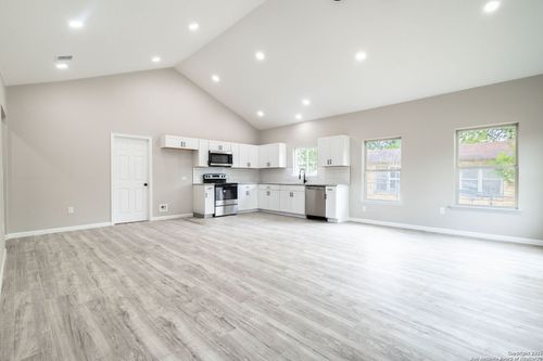 908 Plum St, Floresville, TX, 78114-1724 | Card Image