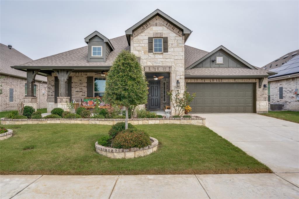 Roaring Springs Rd, Arlington, TX 76002
