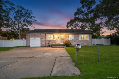 3 Francisco Ave, Central Islip, NY, 11722-2411 | Card Image