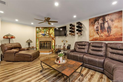 231-9 Squirrel Hl, Roslyn, NY, 11576-2814 | Card Image