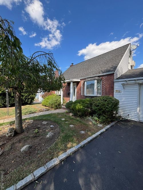 279 Semton Blvd, Franklin Square, NY, 11010-3446 | Card Image