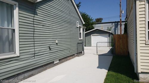 1581 Garfield St, Ferndale, MI, 48220-1165 | Card Image