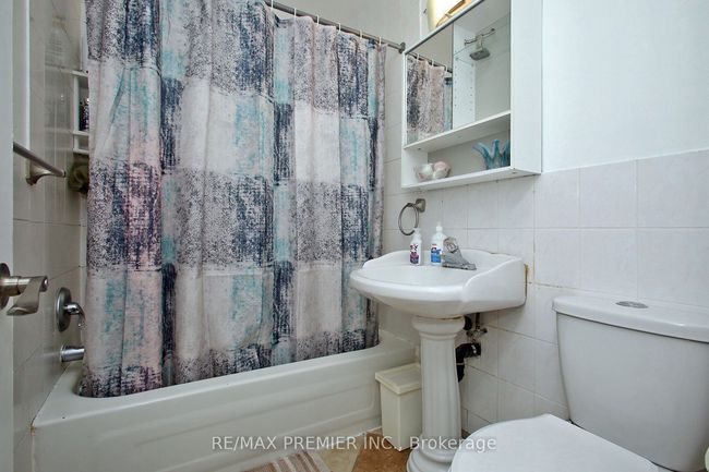 36 Newlin Cres, House attached with 5 bedrooms, 3 bathrooms and 4 parking in North York ON | Image 15