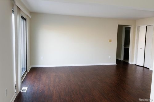 70-19713 E 8 Mile Rd, Saint Clair Shores, MI, 48080-3306 | Card Image