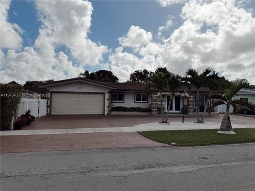 8075 W 18th Ln, Hialeah, FL, 33014-3221 | Card Image