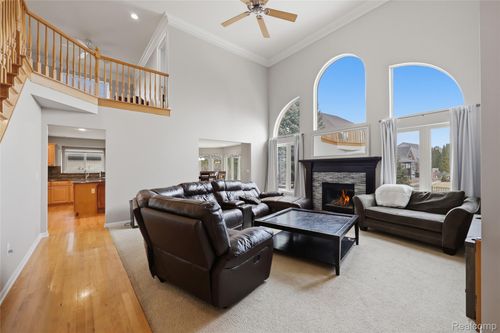 19389 Lakeland Dr, Macomb, MI, 48044-3670 | Card Image