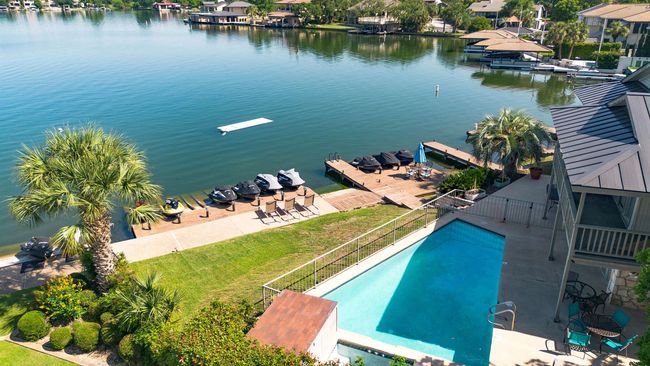 102 - 104 Cove E, Condo with 3 bedrooms, 2 bathrooms and null parking in Horseshoe Bay TX | Image 6