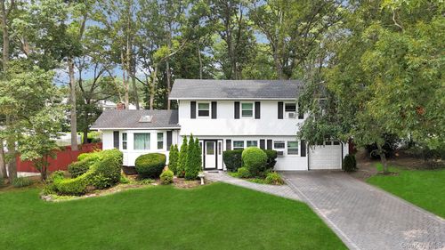 1 Barrington Dr, Wheatley Heights, NY, 11798-1301 | Card Image