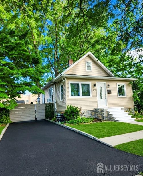 297 Grove St, Woodbridge, NJ, 07095-1626 | Card Image