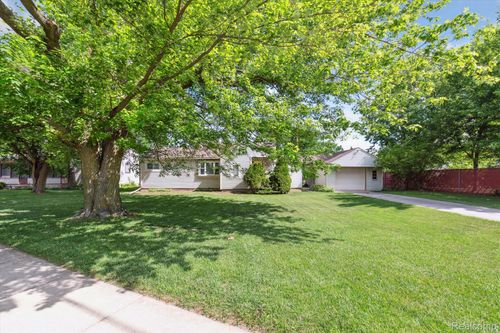30446 Shiawassee Rd, Farmington Hills, MI, 48336-4339 | Card Image