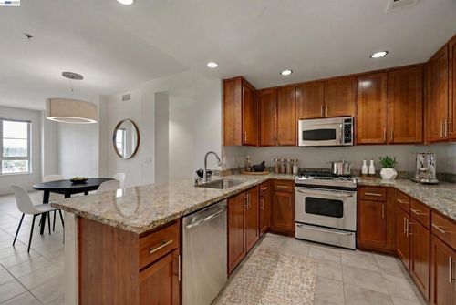 220-423 423 7th St, Oakland, CA, 94607 | Card Image