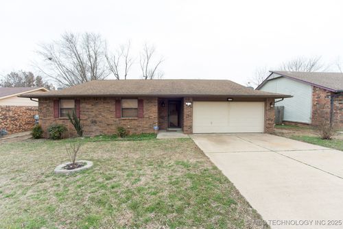 680 133rd Pl, Glenpool, OK, 74033-2215 | Card Image