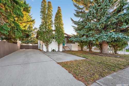 1005 Vaughan St, Moose Jaw, SK, S6H5P1 | Card Image