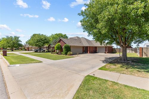 1909 Saber Ln, Weatherford, OK, 73096-2752 | Card Image