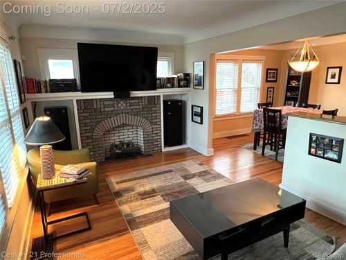 1005 Albany St, Ferndale, MI, 48220-1698 | Card Image