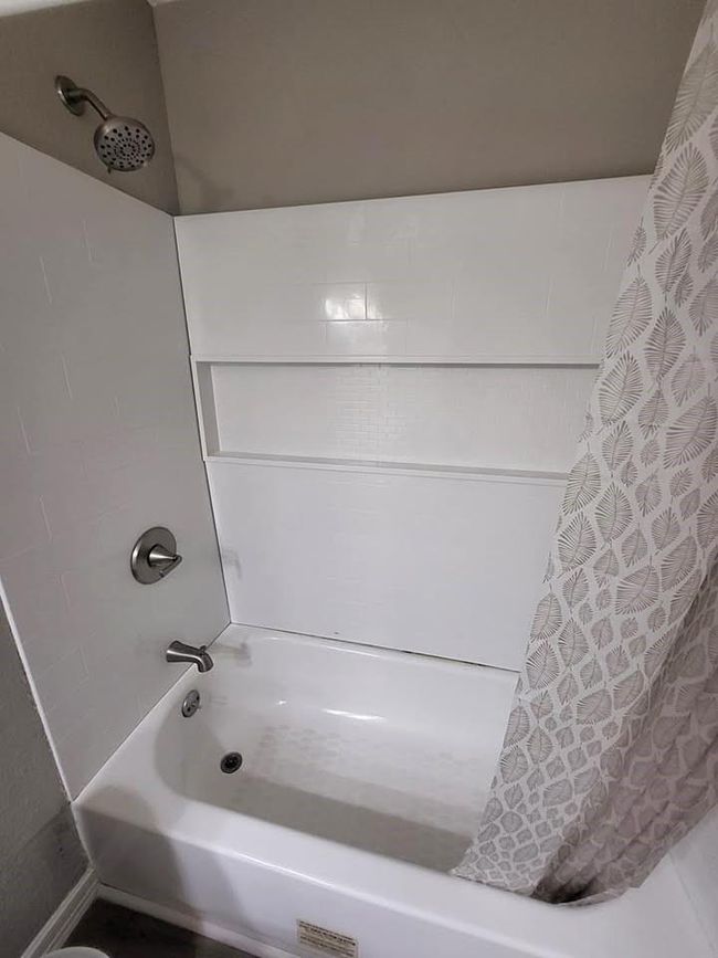 Tub/shower combo in guest bathroom | Image 16