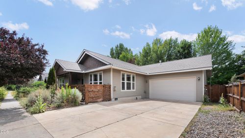 20705 Snow Peaks Dr, Bend, OR, 97701-8027 | Card Image