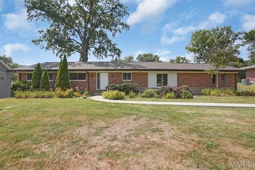 40 Country Fair Ln, Creve Coeur, MO, 63141-7852 | Card Image