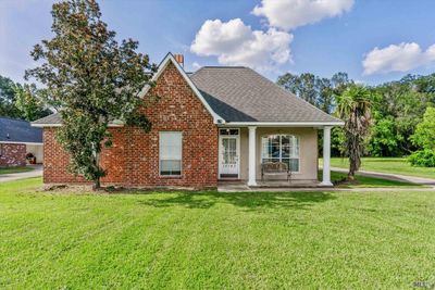 10143 Carter Hills Ave, House other with 3 bedrooms, 2 bathrooms and null parking in Denham Springs LA | Image 1