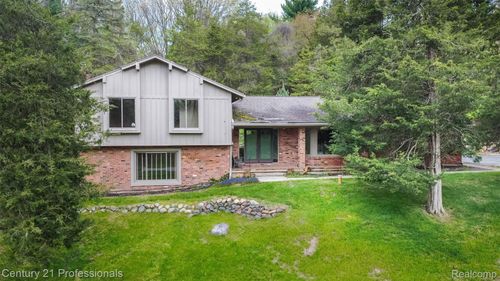 6133 Sundance Trl, Brighton, MI, 48116-7747 | Card Image