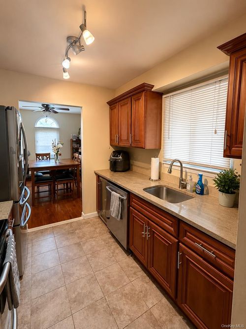 21-4 Granada Cres, White Plains, NY, 10603-1237 | Card Image