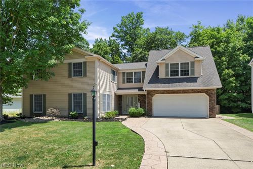 13545 Compass Point Dr, Strongsville, OH, 44136-8062 | Card Image
