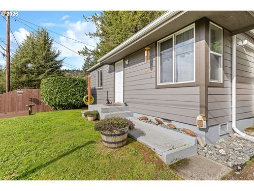 950 W 17th St, Coquille, OR, 97423-1007 | Card Image