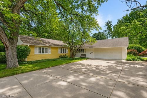 82 Barberry Dr, Berea, OH, 44017-1202 | Card Image