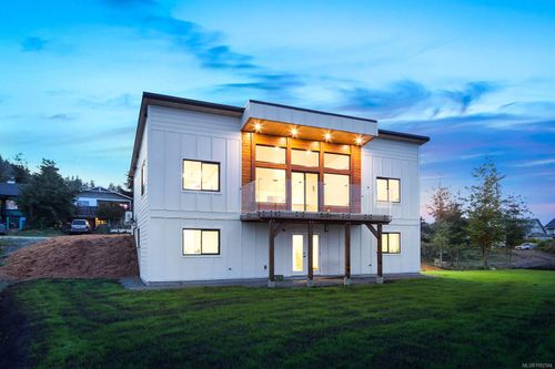 5622 1st St, Union Bay, BC, V0R3B0 | Card Image