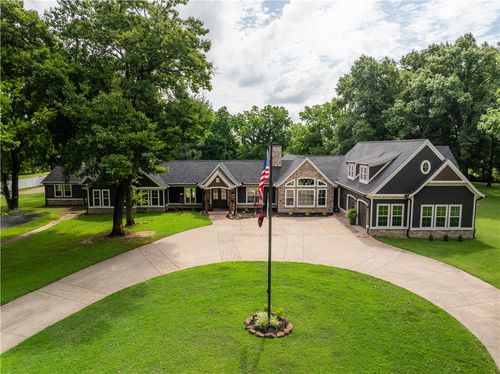 1101 N Dogwood St, Siloam Springs, AR, 72761-2258 | Card Image