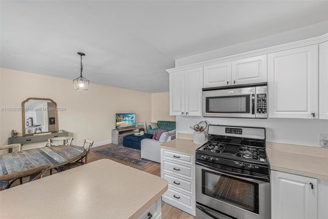 APT-7 - 2858 Pine Tree Dr, Condo with 1 bedrooms, 2 bathrooms and null parking in Miami Beach FL | Image 6