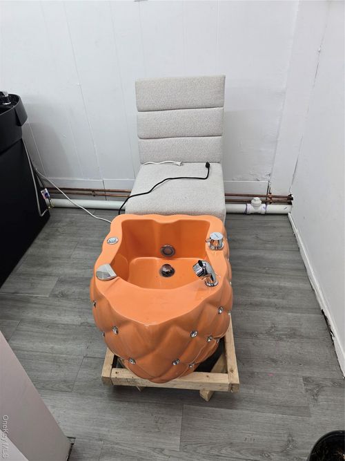 37 72nd St, New York, NY, 11372 | Card Image