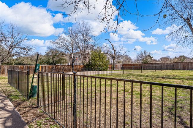2410 S 2 Nd St, Condo with 3 bedrooms, 3 bathrooms and null parking in Waco TX | Image 36