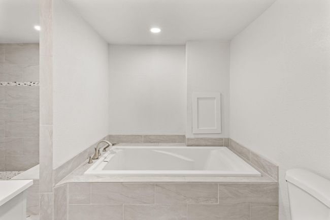 Amazing soaking tub | Image 13
